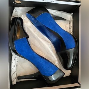 Alfani 4 in heel pump w/ round toe. Black patent and bright blue suede. Size 8.